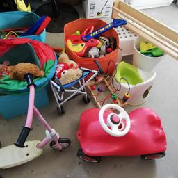 En del leksaker och annat för barn säljes enligt bild. Allt som syns i bilden, 3 lådor leksaker, tunnel, bil, sparkcykel, dockvagn och allt annat 300 kr