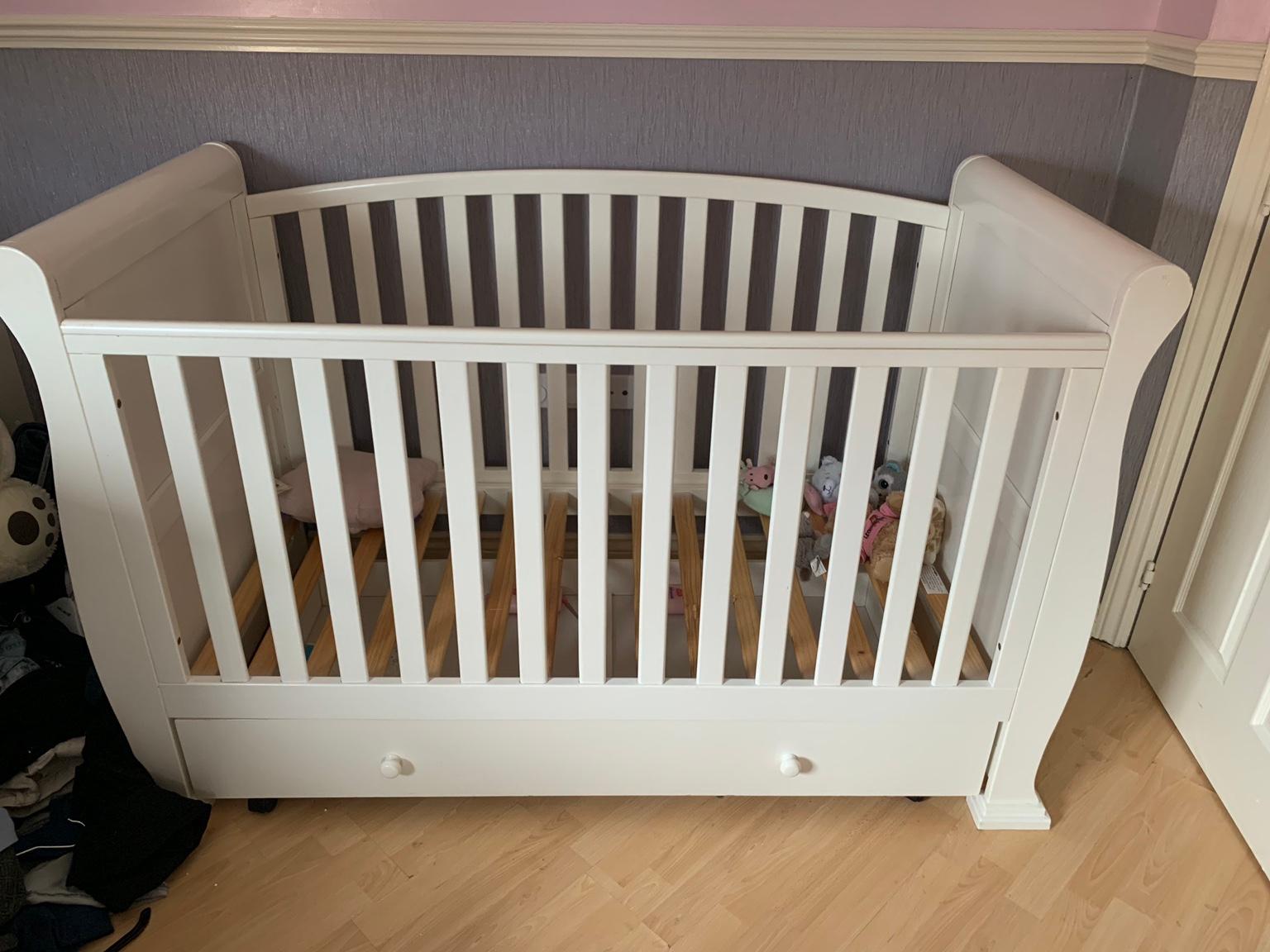 White sleigh cot bed with storage in CV10 Bedworth für 50,00 £ zum