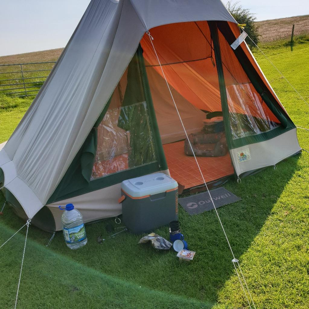 Dutch pyramid outlet tent