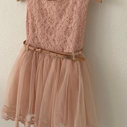 Super süßes Kleid, nur einmal auf einer Hochzeit getragen.
Farbe: altrosa/vintage rosa 
Größe: 104/110