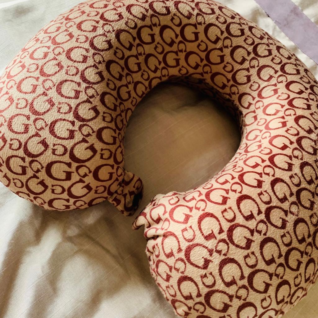 Guess neck outlet pillow