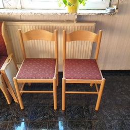 2 Stühle zusammen für 5 Euro .