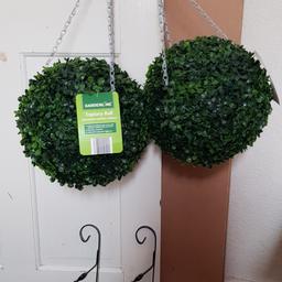 2 x 30cm topiary balls brand new with tags with chains and hooks that can be removed if you prefer to put them in plant pots. 2 x black hanging brackets, brand new never used. great for decoration in your garden etc.
