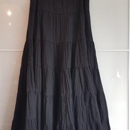 midjemått: 68cm, 26 tum
kjolens längd: 68/69 cm
svart plisserad långkjol, använd några gånger