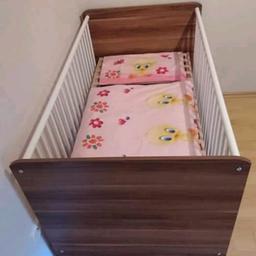 Babybett zu verkaufen. Das Bett ist in drei Höhen verstellbar