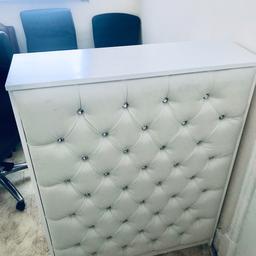 White leather receptions desk with diamonds in the white leather.
135.5cm height
110cm width
Collection from Farnworth Bolton