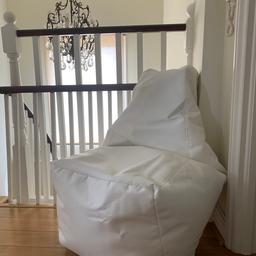 Leather effect white bean bag. Excellent conditions, no marks or tears.