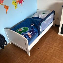 Dieses Bett kann man umbauen vom Babybett mit Gittern in verschiedenen Höhen bis Kinderbett
( siehe Bilder)
 Länge 140,5 cm und Breite 65,5 cm, Höhe verstellbar. Lattenrost ist dabei. Ohne Bettfallschutz und ohneMatratze