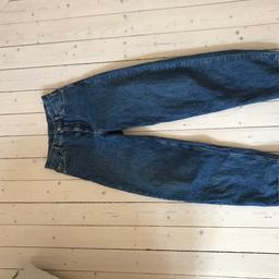 Strl 24/ 30
Mörkblåa jeans från weekday som använts sparsamt.
Nypris 600kr