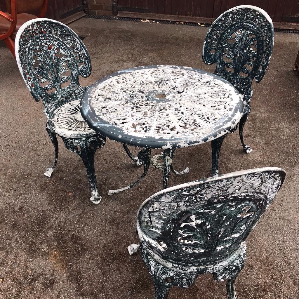 Cast aluminium garden table and three chairs in ME16 Maidstone für £