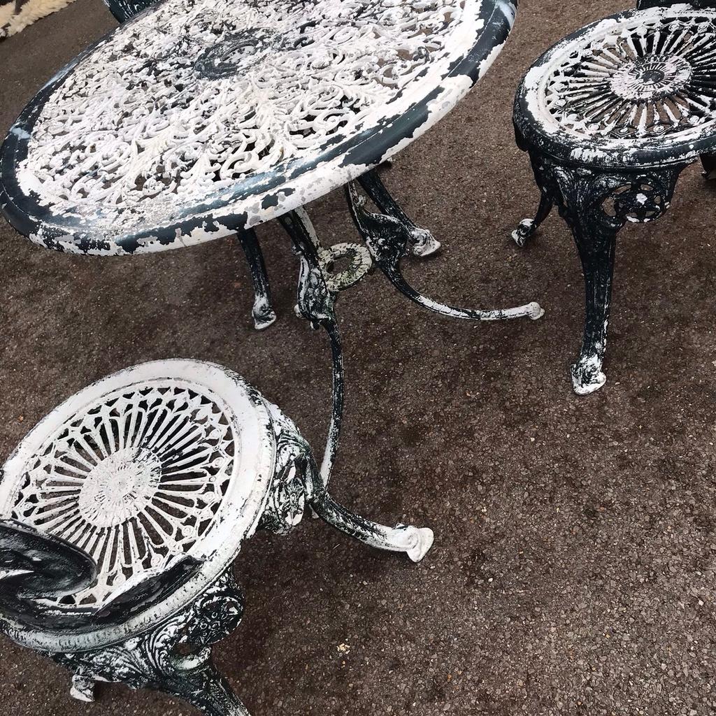 Cast aluminium garden table and three chairs in ME16 Maidstone für £