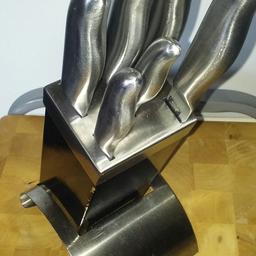 Knife Block..
Stainless steal / Black gloss

Used. Good condition. Upcycled item printed with black gloss to match kitchen. As seen in last picture. Doesn't effect use. Can repaint if you wish.

Delivery free if local