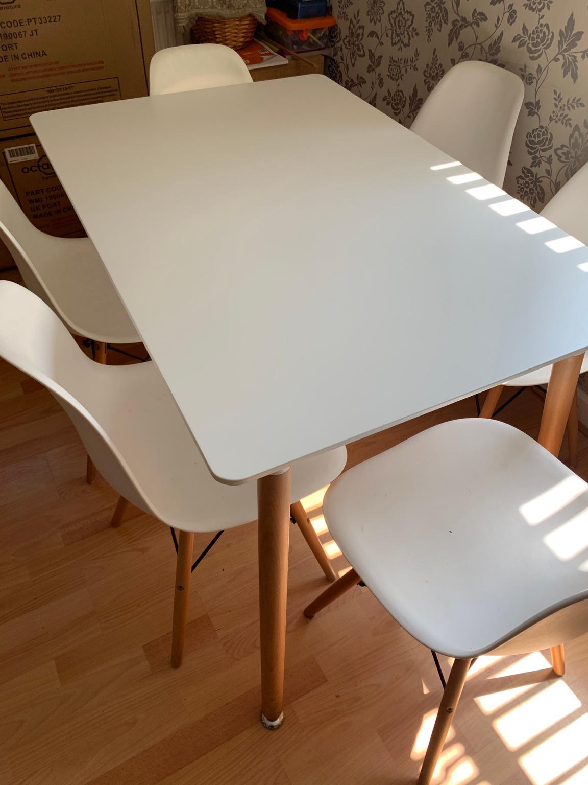 Wooden dining table with 6 chairs in B13 Birmingham für 40,00 £ zum