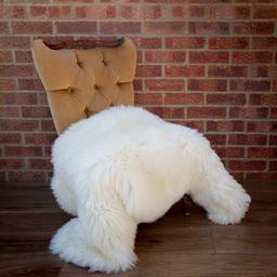 Brand New Sheepskin Rug 
size: 100-110cm long / 60-65cm wide.
Natural, Genuine Sheepskin

A few available.

Collection in Bracknell or FREE postage in the UK