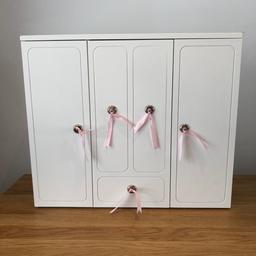 This dolls wardrobe is in great condition and been played with only a few times. 

Smoke and Pet free home