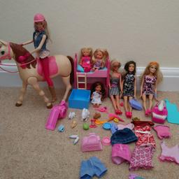 4 barbie dolls
Electric horse 🐴 (battery not included)
3 toddlers
Rabbit set
Clothings and shoes