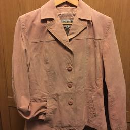 Button fastenings, pockets, fully lined.
Good quality suede.
Item is used.
Pictures make it look greyer than it is.
Colour is a dusty baby pink.