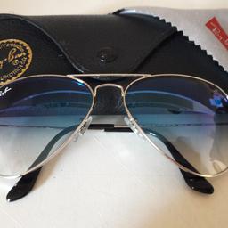Vendo bellissimi occhiali da sole Ray Ban Aviator originali con lenti sfumate azzurre leggermente specchiate, telaio color argento, misura 58 ovvero media, usati pochissimo e in ottime condizioni.