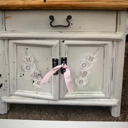 Bed side unit. With a draw and the doors close with the ribbon. Shabby chic.
One bit of draw a small chip.