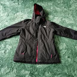 Women's Northface Coat Size Large

Great condition only worn and washed a couple of times. Still selling in North face Cheshire oaks for over £100.

Black and pink coat with fold away hood and zip pockets.
