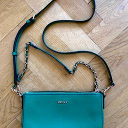 Grön DKNY handväska med två olika remmar, mycket bra skick

Nypris: 1199kr