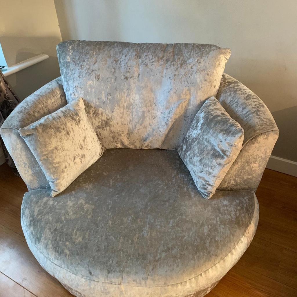 Crushed Velvet Corner Sofa & Swivel Chair in SE24 London für £ 375,00