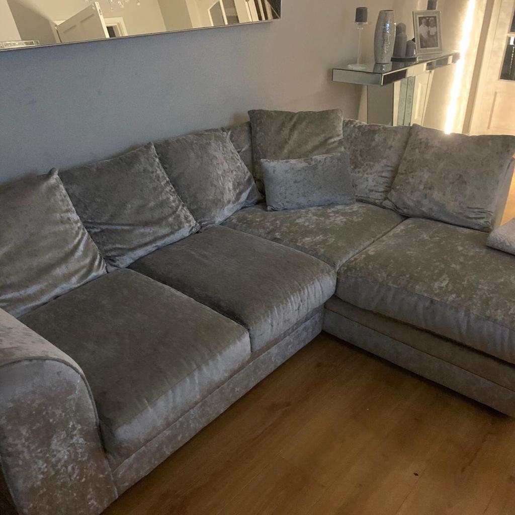 Crushed Velvet Corner Sofa & Swivel Chair in SE24 London für £ 375,00