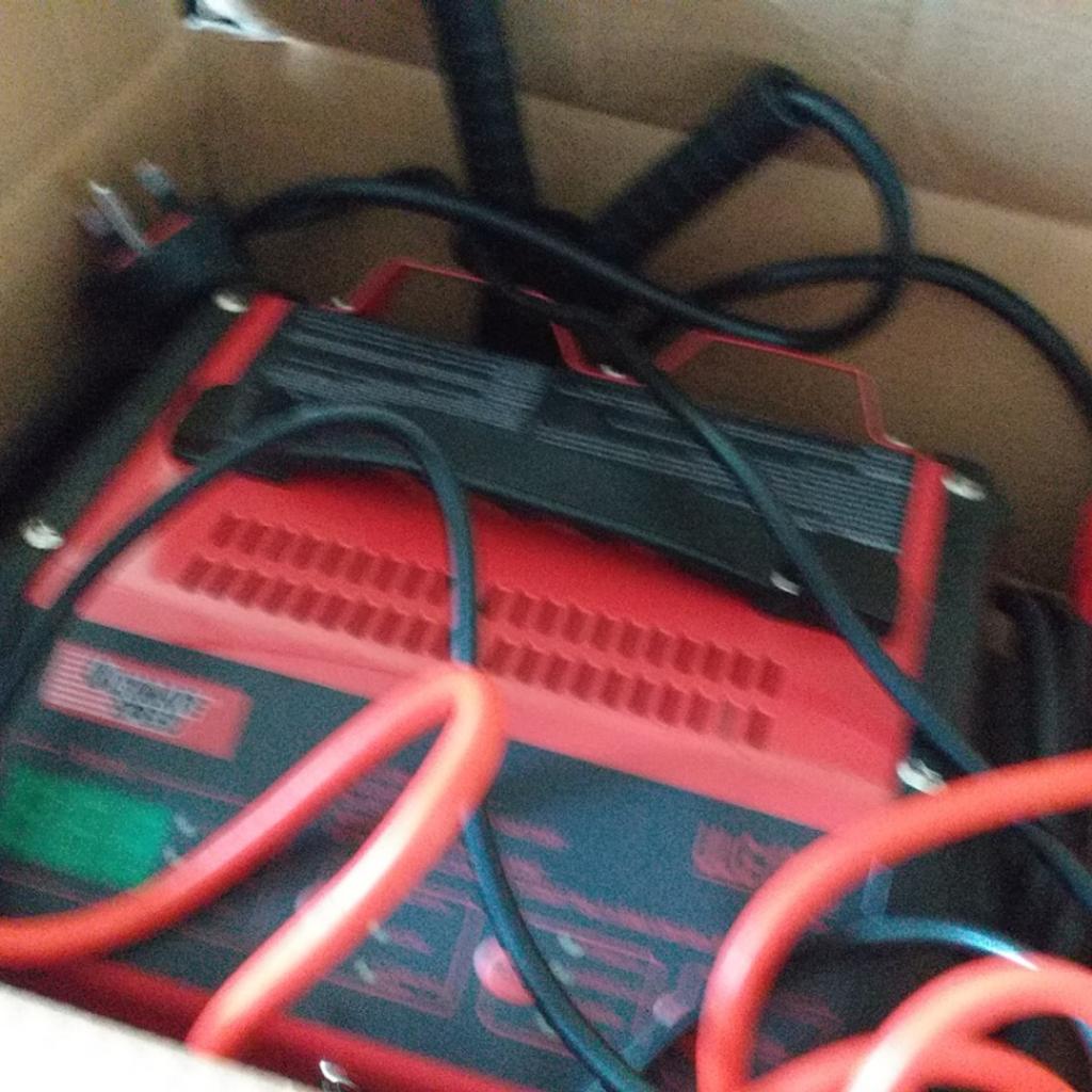 Ultimate Speed battery charger/jump starter in WA10 Helens for £28.00