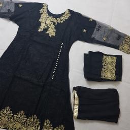 This eye catching black/ gold designer suit is one of a kind. 
Selling in shops for £40+ whilst you get wholesale price.
limited time sale. 
Currently all sizes available
FREE DELIVERY in Birmingham