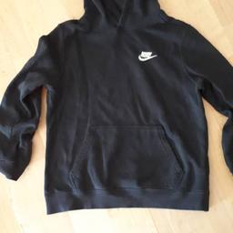 Verkaufe gebrauchten Nike Hoodie, für zehn bis zwölf Jahre, entspricht ca 140-146 sowie Sweatshirt in derselben Größe, beide getragen, aber gut erhalten, jeweils 10€.