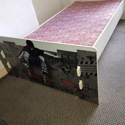 Single bed - Quick Assembly and Disassembly.
Like new.
No screws needed.