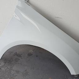 Ford focus mk3 wing passenger side 

In frozen white in great condition just bolt on 

Drivers available 

Can post at extra cost 

07908 919411 

Thanks