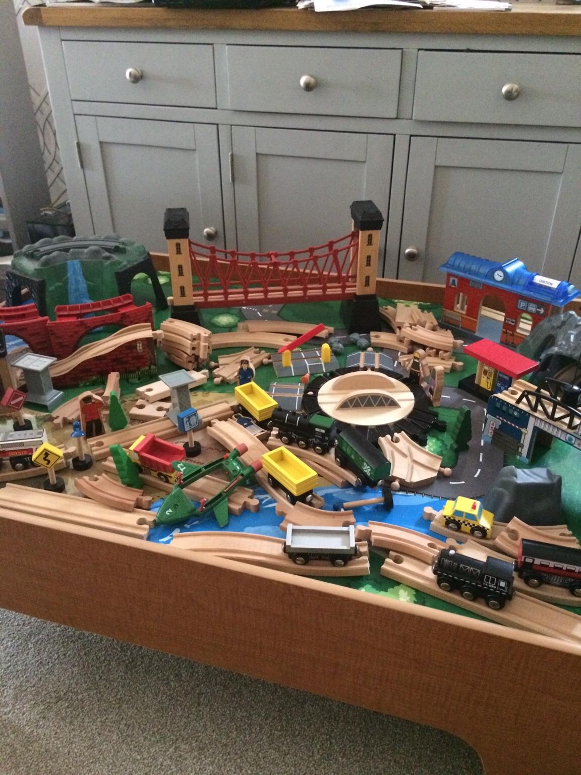 Wooden table and train set in LE18 Leicester für 50,00 £ zum Verkauf