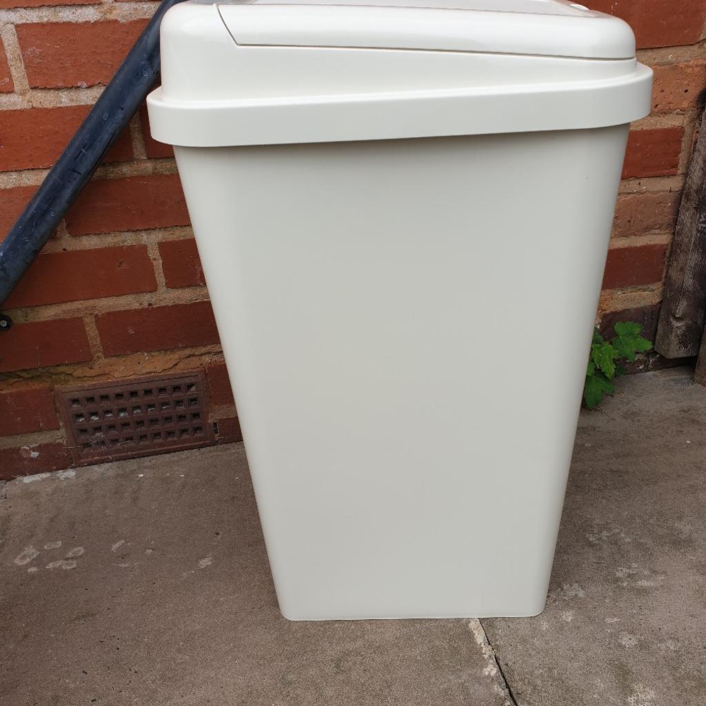 Wilko Rectangular 45L Cream Touch Top Bin in B12 Birmingham for £6.00