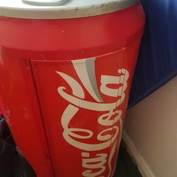 classic coca cola can radio CD player

damage to lid but easy fix

sell for over 100 pound