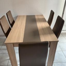 Wir verkaufen unseren schönen Braun / beige Esstisch; innenplatte kann man umdrehen dann ist diese schwarz 
& 6 passende Stühle dazu 
PREISVORSCHLÄGE
