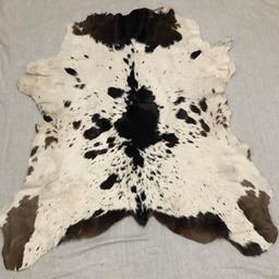Real cow calf hide rug. Cow hair on calf rug.
1- it’s 100% new , real leather rug
2- fully chemical tanned rug
3- Natural & shiny hair.
4- No chemical smell, great gift for your lover Home decor 
5- Size 31*24 inches