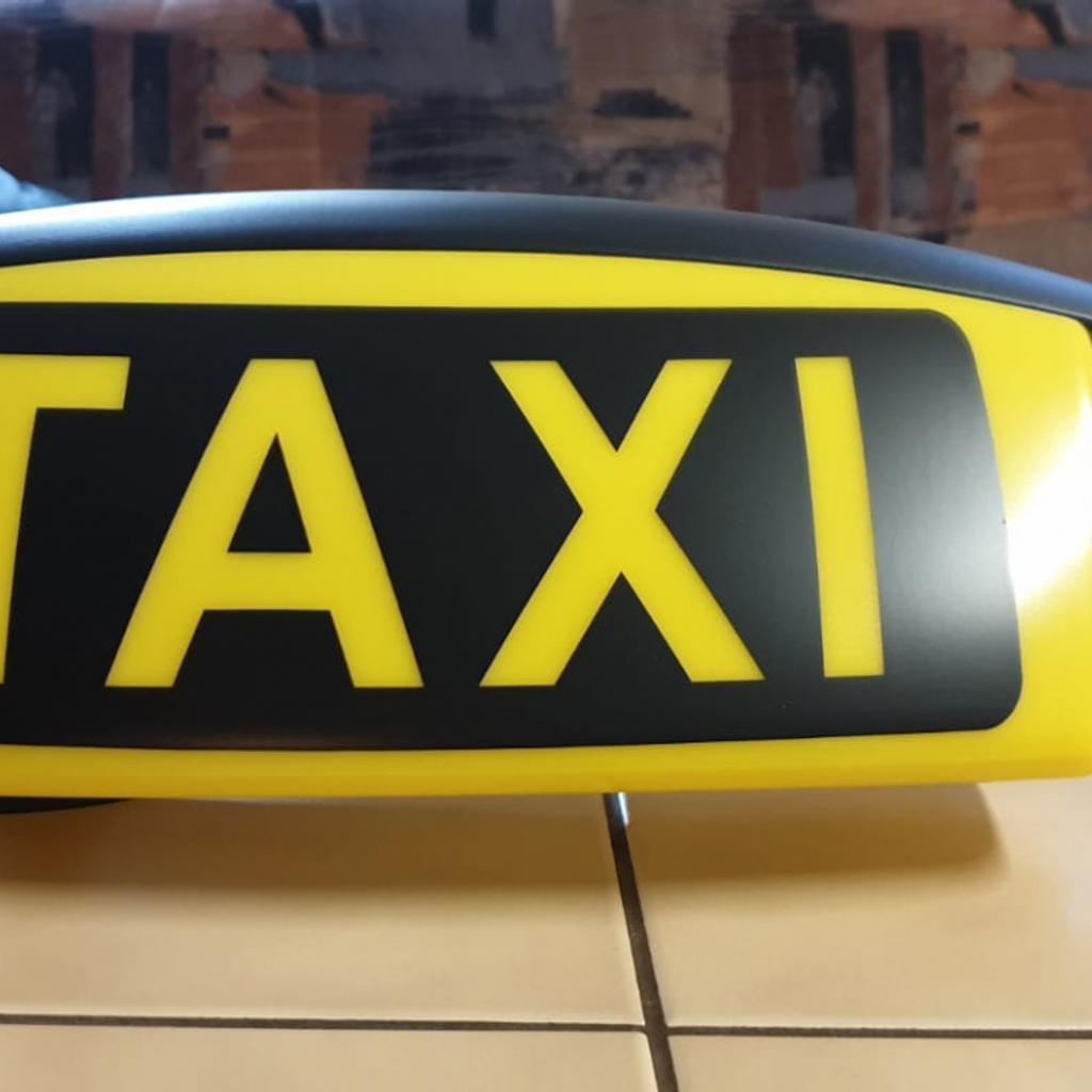 Taxi-Schild beleuchtet in der Nacht in Granada, Spanien, Stock Bild