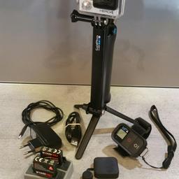 mit original GoPro 3Way Selfiestick, Fernbedienung, 32GB Micro-SD, praktischer Transportbox und 2 Zusatzakkus mit Ladegerät.
+ Riesen Halterungsset (Scheiben-Helm-Brust-usw... Besfestigungen) Schwimmer und zusätzlichen Selfiestick