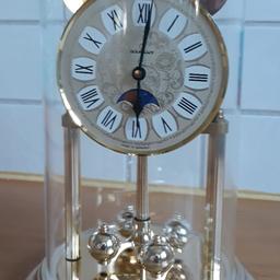 schöne Uhr unter Glaskuppel,
goldfarbig, Mondanzeige,
Grösse: 28 cm,
Tierfreier, Nichtraucherhaushalt,
noch bis 15.9 aktuell