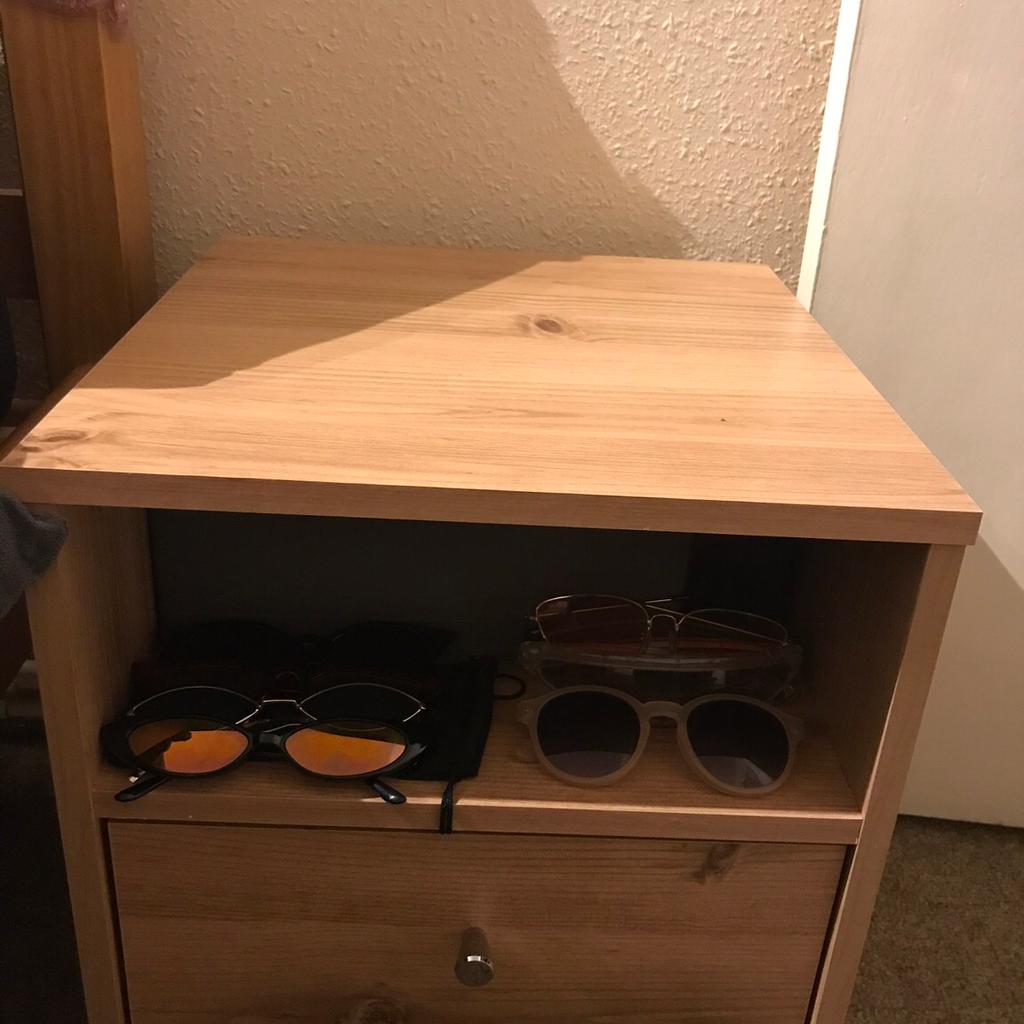 Wardrobe: Size H180.5, W74.8, D49.8cm
Made of wood effect, 3 drawers with metal runners
Bedsides: Size H44.6, W38.3, D39.6cm
1 drawer with metal runners
Color: Malibu
Bought set 1 year ago for 160£ and they are in perfect conditions.
No delivery, collect and dissasemble.
Thanks