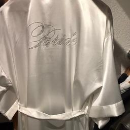 Weißer Satinmantel mit Rückenaufschrift „Bride“ 
Passend für Gr. 34/36/38/40
1x getragen