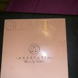 *make up clear out*
Purchased November 2018 from Beauty Bay for £42. Hardly used as I have got so many other different highlighters,
Sanitised with isopropyl alcohol.
Will be looking to sell for £28 ONO :)
Feel free to message me !