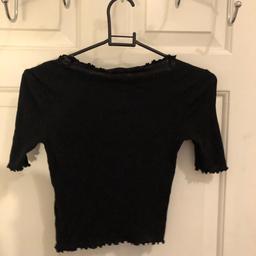 H&M black cotton cropped t shirt size 8

Item in great condition as can be seen in pic.

Collection only in Haggerston, 2min walk from station