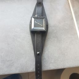 Vivienne Westwood watch new without tags or box (moved house & cannot find box)
does require new battery hence price