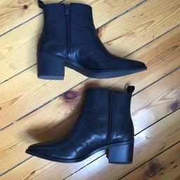 Snygga stilrena boots från XIT, Din Sko inköpta i höstas i äkta skinn. Knappt använda och därför säljer jag dem vidare. Möts upp i Sthlm eller skickas mot fraktkostnad :)