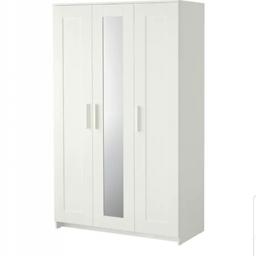 Säljer en välbevarad garderob från Ikea. Bimnes Klädskåp med 3 dörrar i vit. Segeln är till vänster (inte som på bilden i mitten).
Bredd: 117 cm
Djup: 50 cm
Höjd: 190 cm

Nypris ca. 1300kr