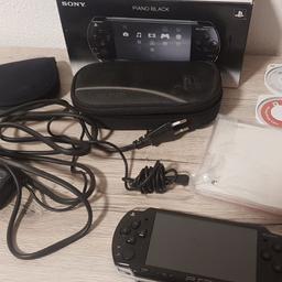 PSP +4 spiele + 2 Hüllen 
PSP leichte Gebrauchsspuren 
Leuft noch einwandfrei 
hat einen neuen Akku 
orginal Verpackung 
kabel 
und Anleitung sind vorhanden