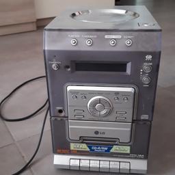 stereo a cassette e CD con radio digitale.