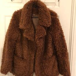 H&M Divided Brown Teddy Faux fur coat 8 XS

Item in great condition as can be seen in pic.

Collection only in Haggerston, 2min walk from station